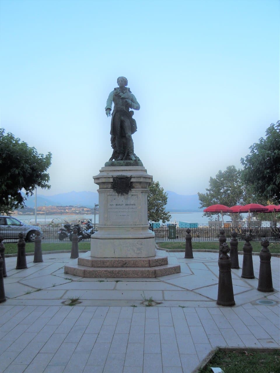 La sculpture sur son socle