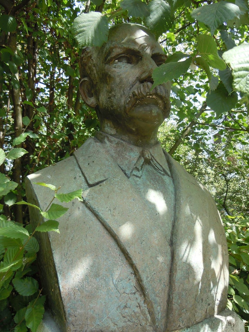 La sculpture sur son socle