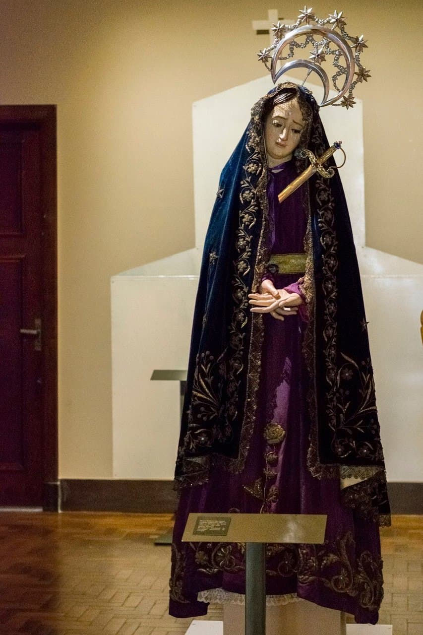 Nossa Senhora das Dores completa em seus adereços.