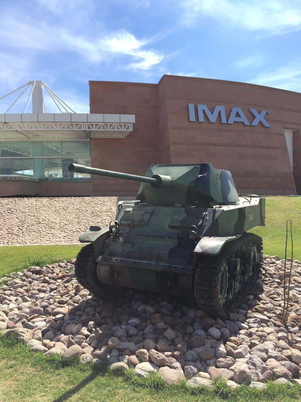 エントランスの戦車