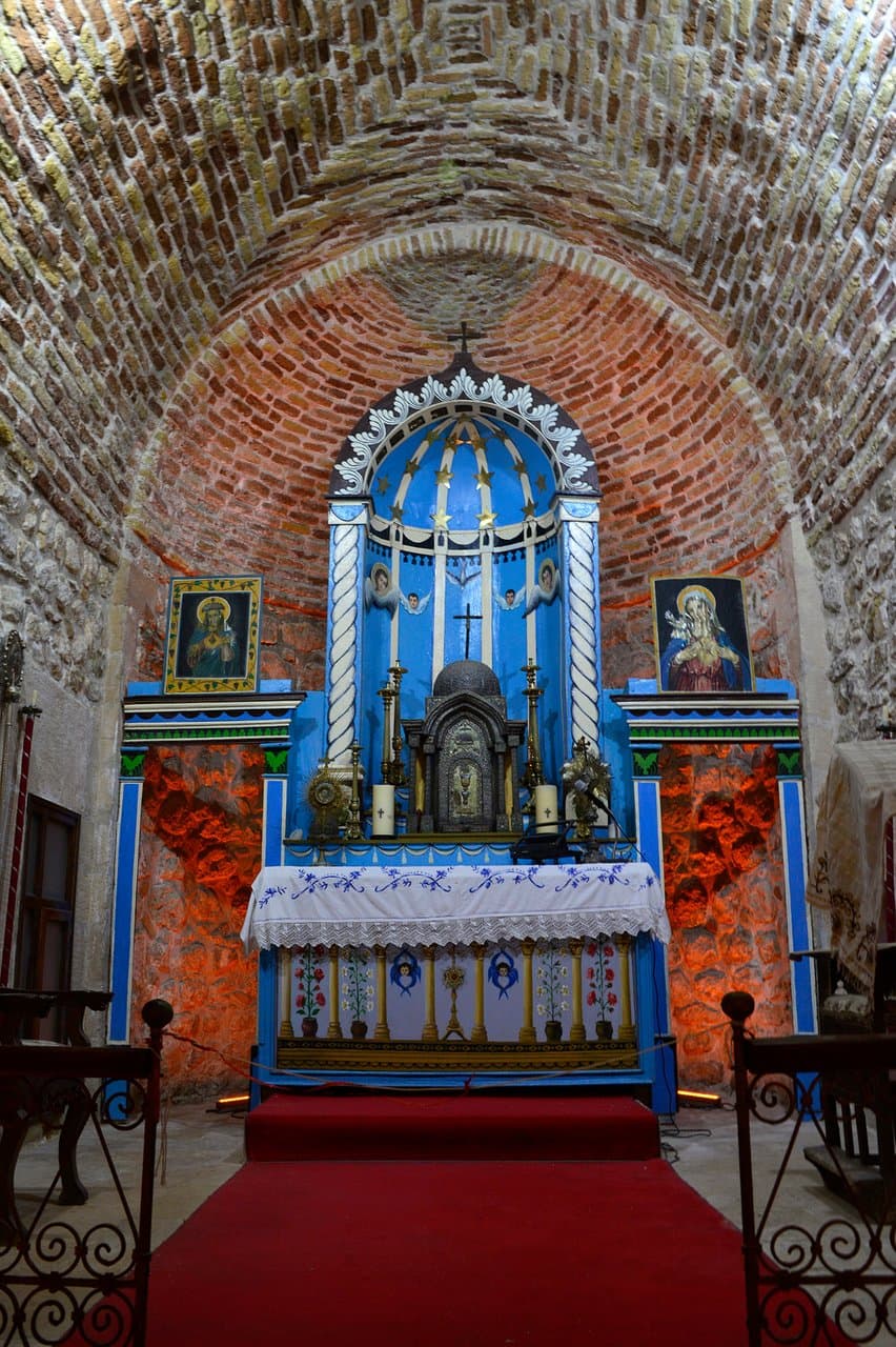 Mar Hırmız Keldani Kilisesi oldukça küçük ama sizi saran çok güzel bir sinerjisi var. İçeride ki tablolar ve küçük heykelcikler gerçekten çok etkileyici, Mardin'de mutlaka görülmesi gereken yerlerden biri.