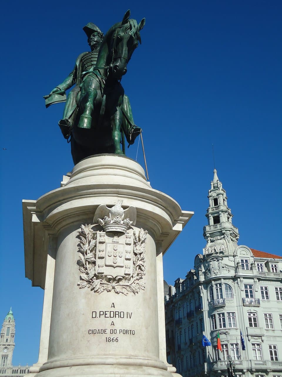 Estátua do rei Pedro IV,
 Está localizada na praça do centro da cidade, perto da Torre dos Clérigos e da Estação São Bento.