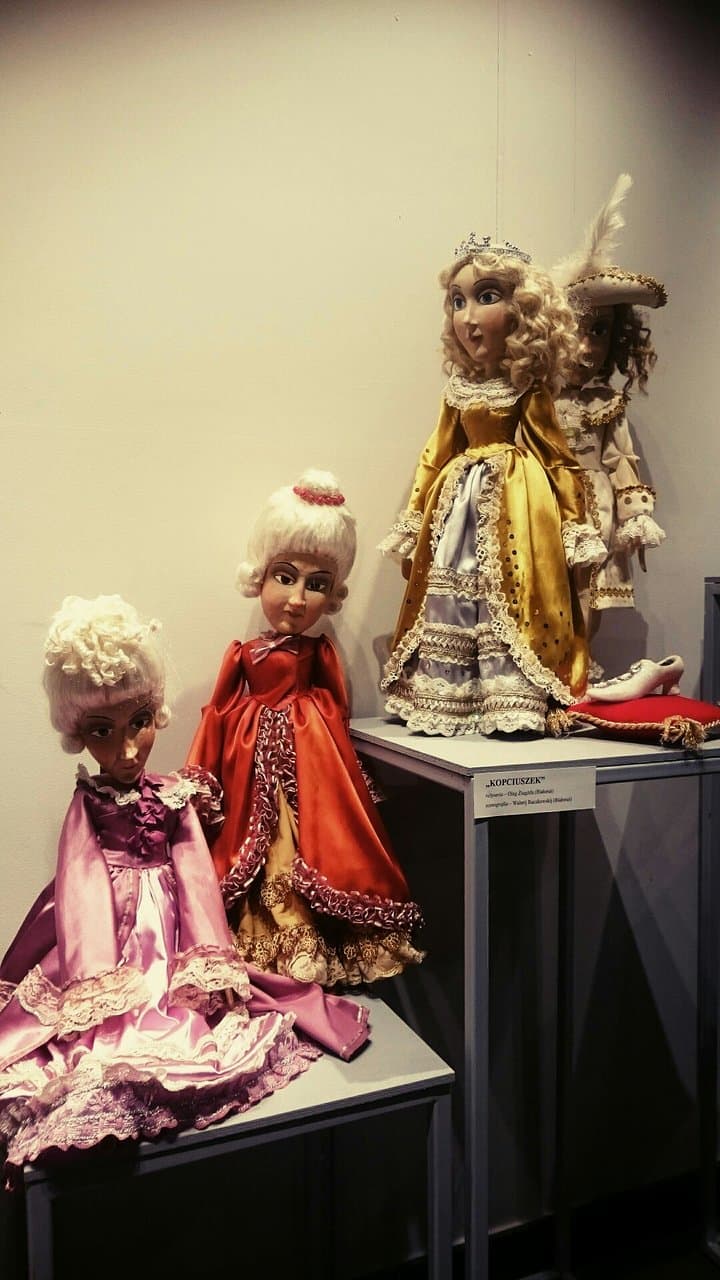 Wystawa lalek w foyer. Warto podkreślić, że w teatrze działa również Piwnica Lalek, w której za drobną opłatą obejrzymy lalki z BTL-u.