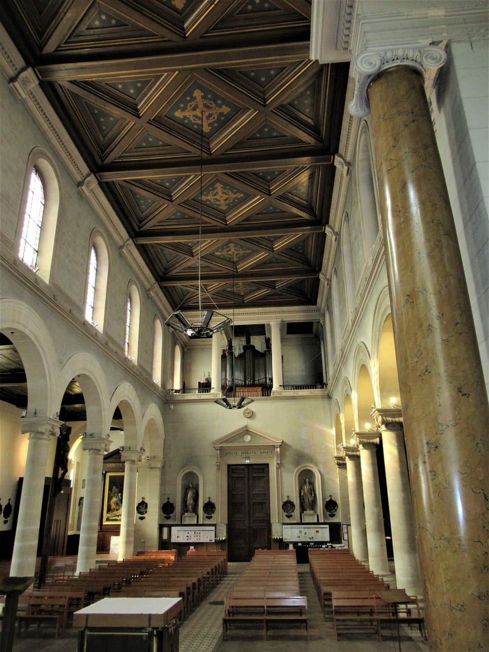 Vue depuis le choeur vers l'orgue de tribune