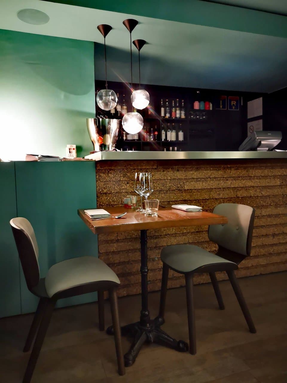 Sale de restaurant à l'entrée 