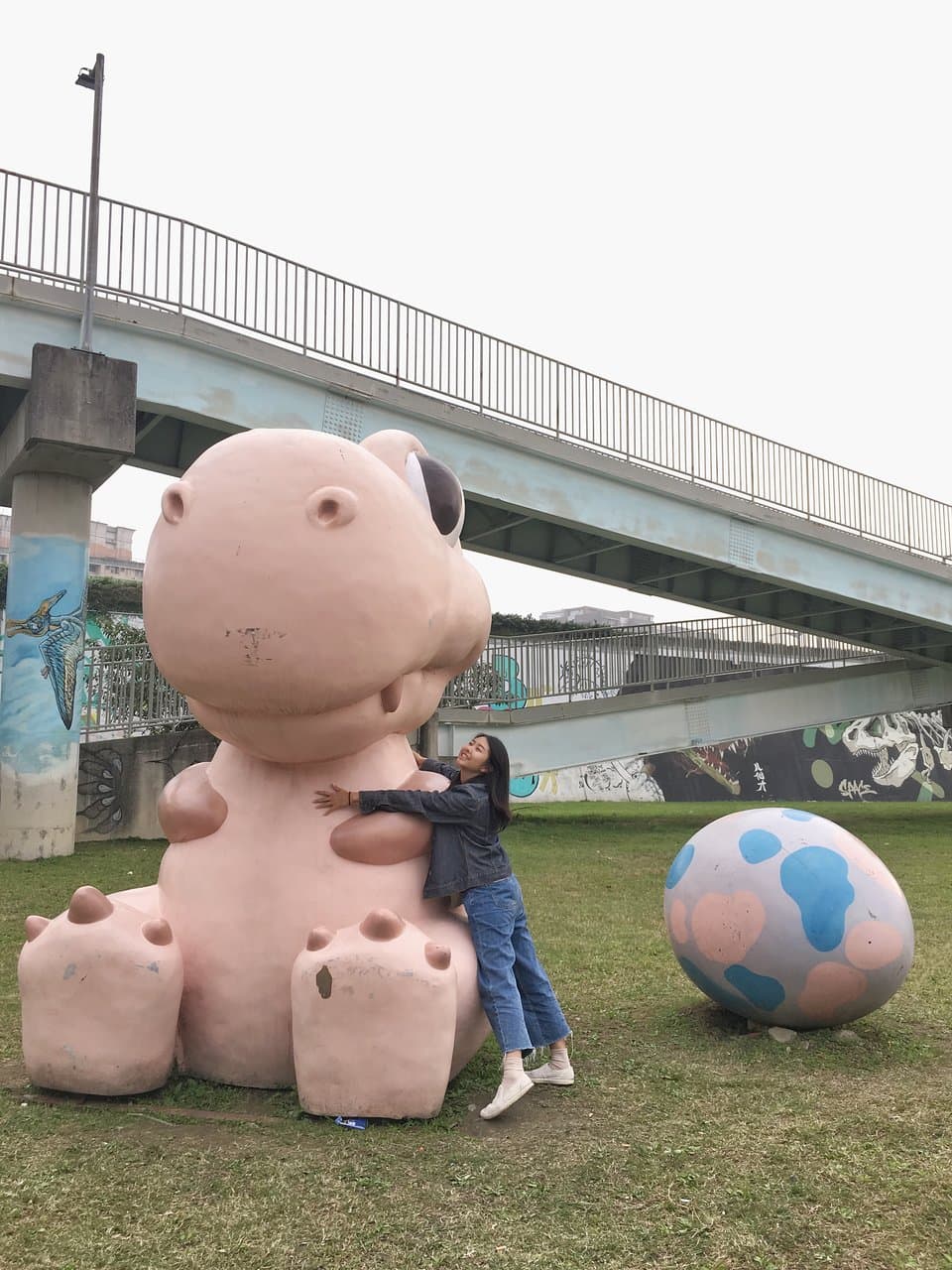 這是華中橋新蓋的恐龍公園！裡面有恐龍雕像可以合照
也有很多小朋友在那邊玩！恐龍很可愛～在那邊散散步拍拍照很好消磨時間