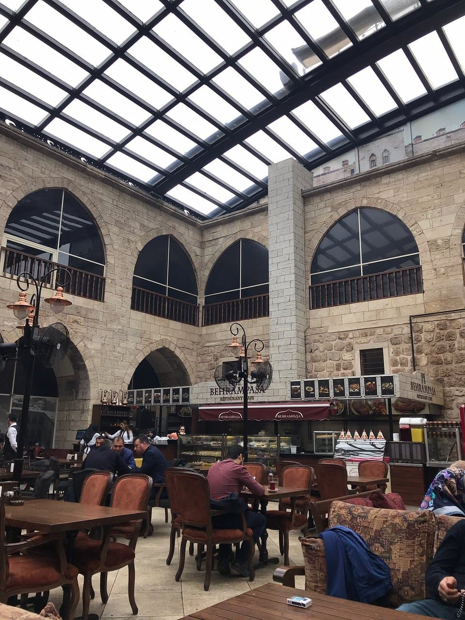 Behrampaşa Cafe ve Restaurant Sivas’a geldiğinizde görmeniz ve lezzetli yemekleri denemenizi önereceğin bir yer. Binanın ambiyansı başlı başına güzel. Halil Bey’e gösterdiği nezaket ve güzel servisi için teşekkürler.