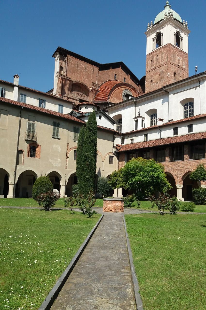 Chiostro e retro del Duomo