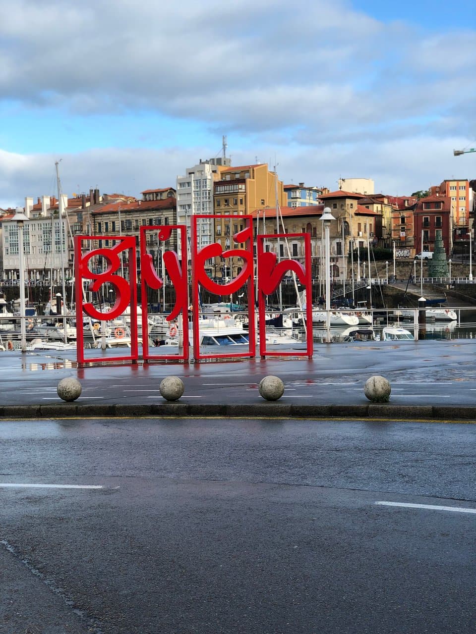 青い空と赤い文字のコントラスト最高