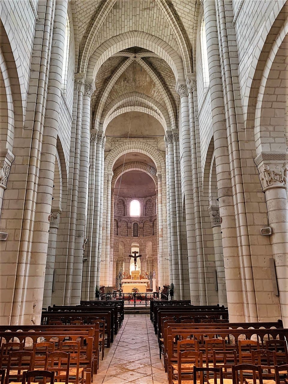 Une église magnifique qui abrite un chef-d'oeuvre architectural, sa crypte du 11ème siècle