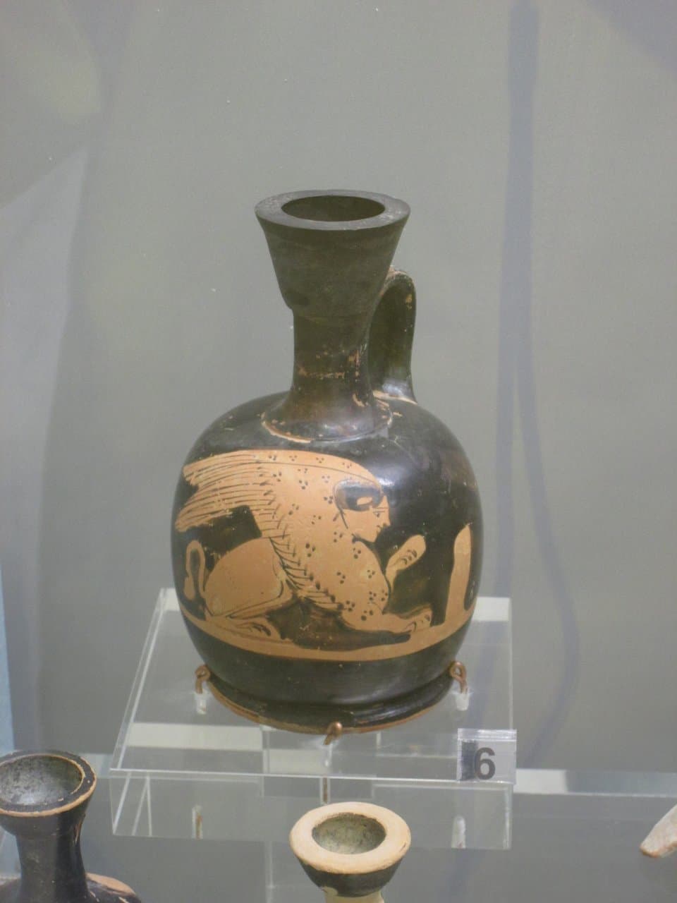 Alabastron a figure rosse con sfinge