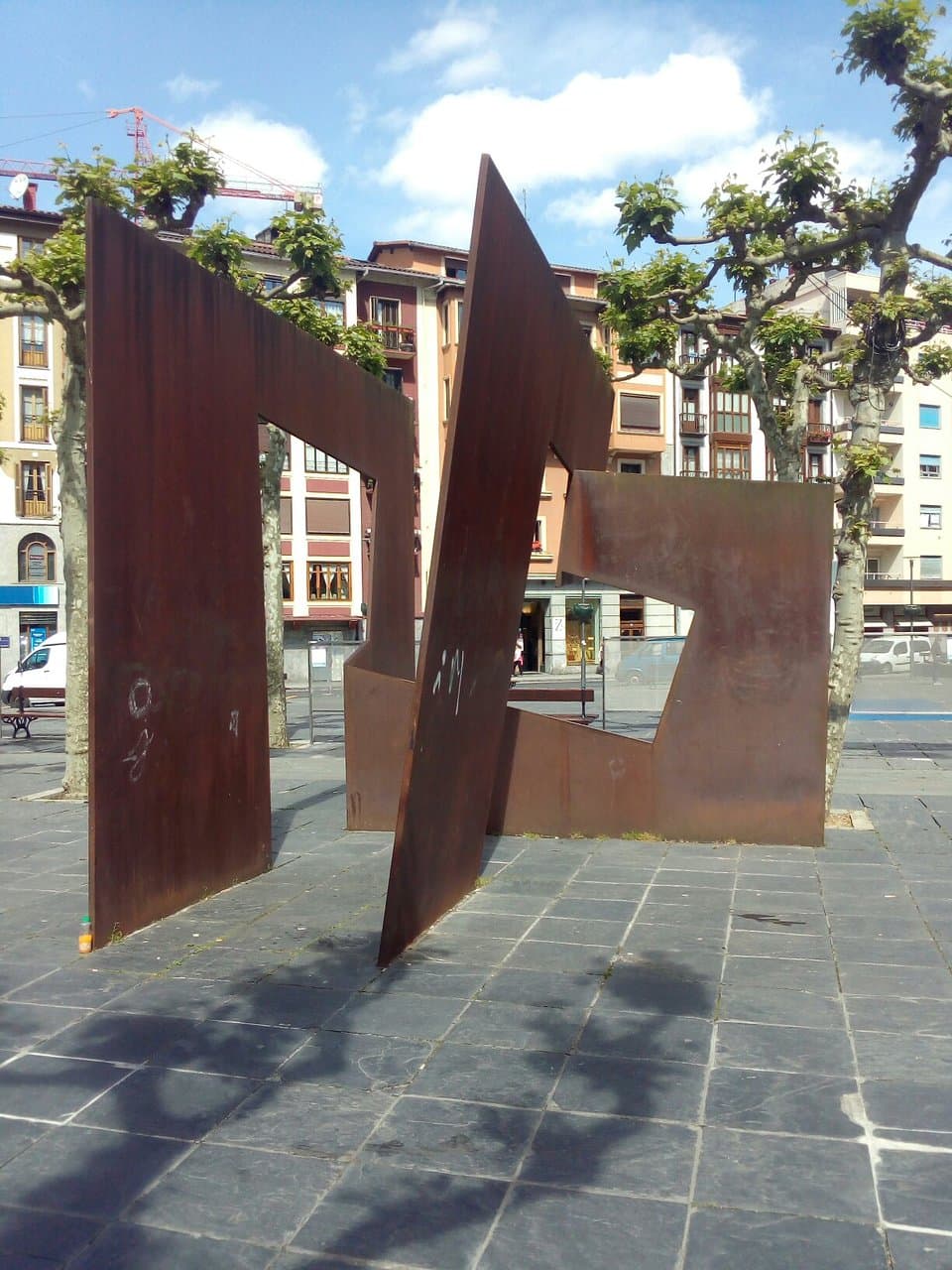 Obra de Jorge Oteiza "Atauts".simboliza el espacio -tiempo, la metafísica y el sentido trascendente de la vida.