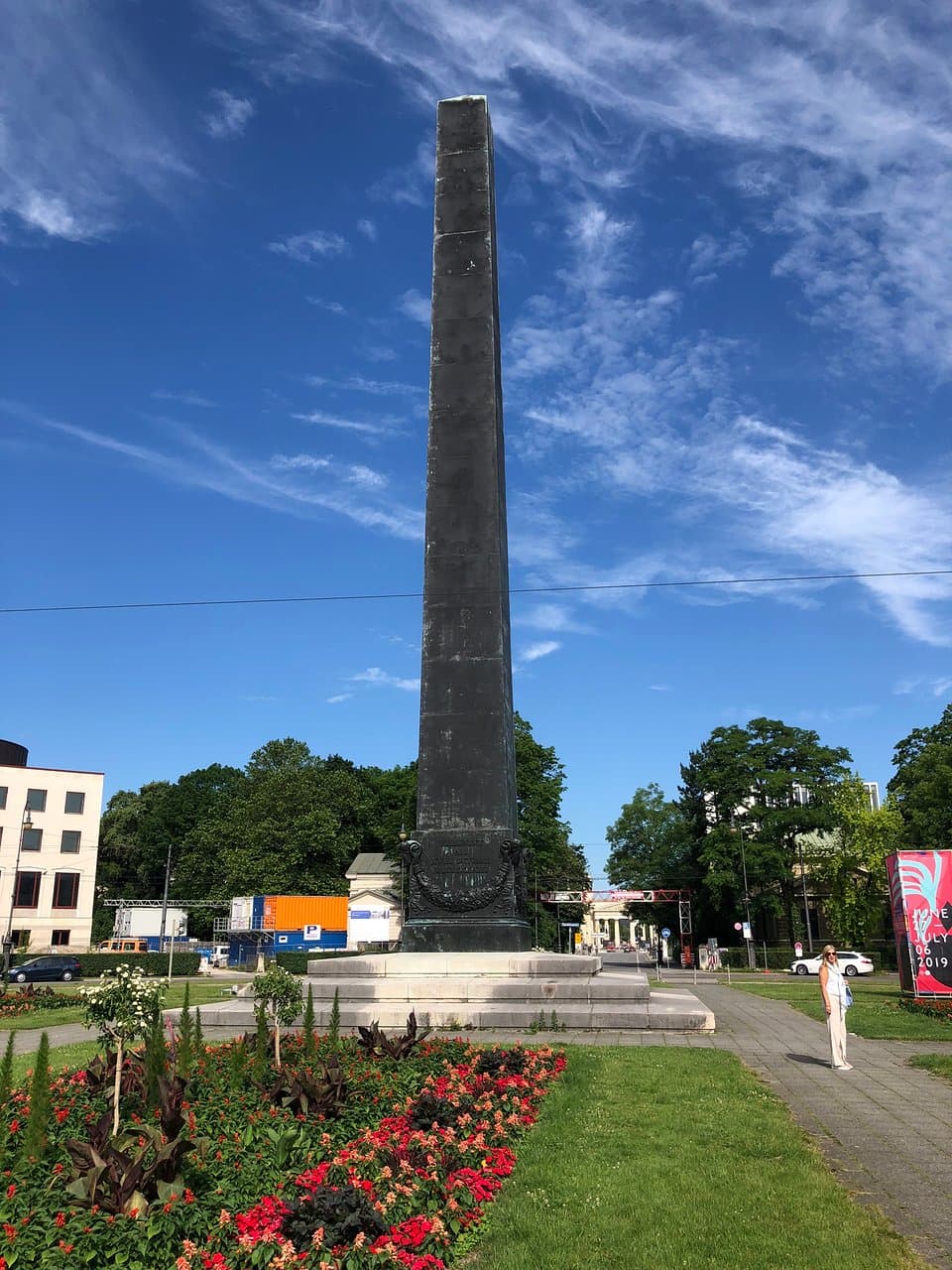 The flowers with the obelisk