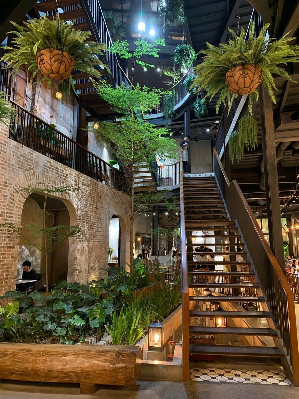 享受咖啡的室內花園