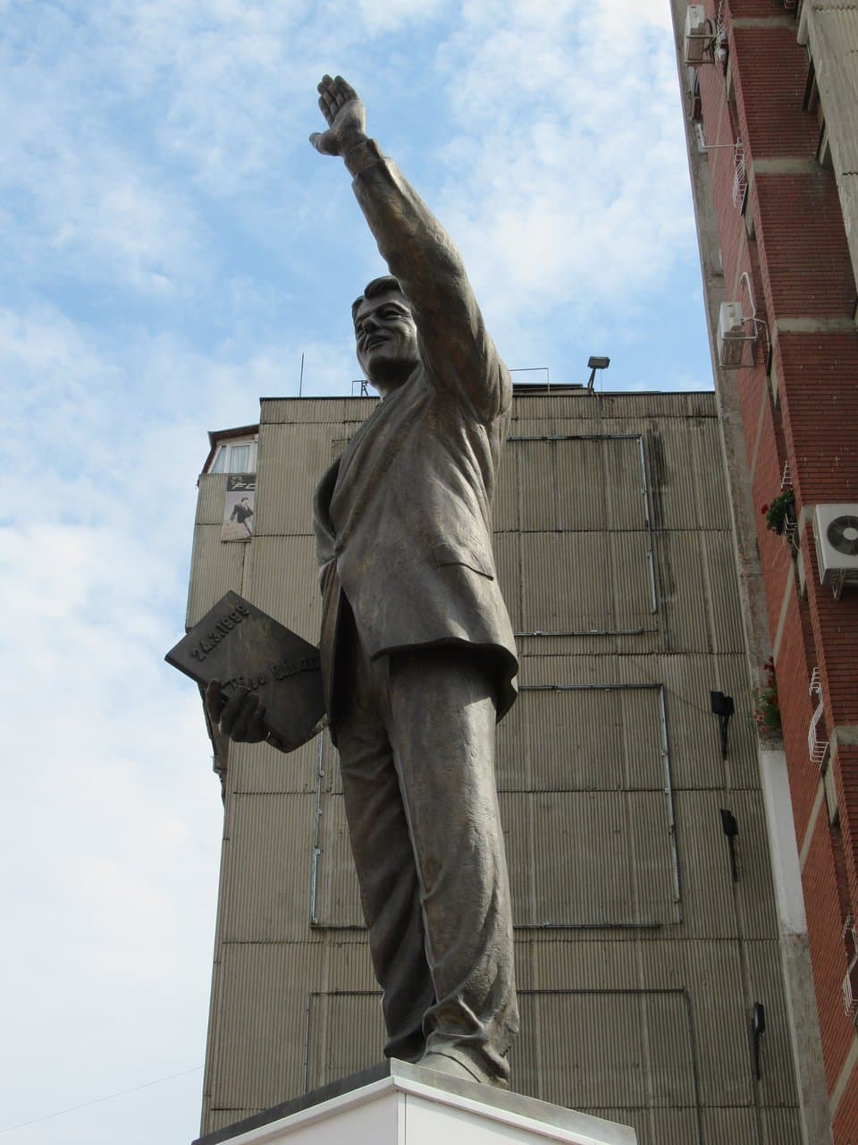 Bill Clinton statue