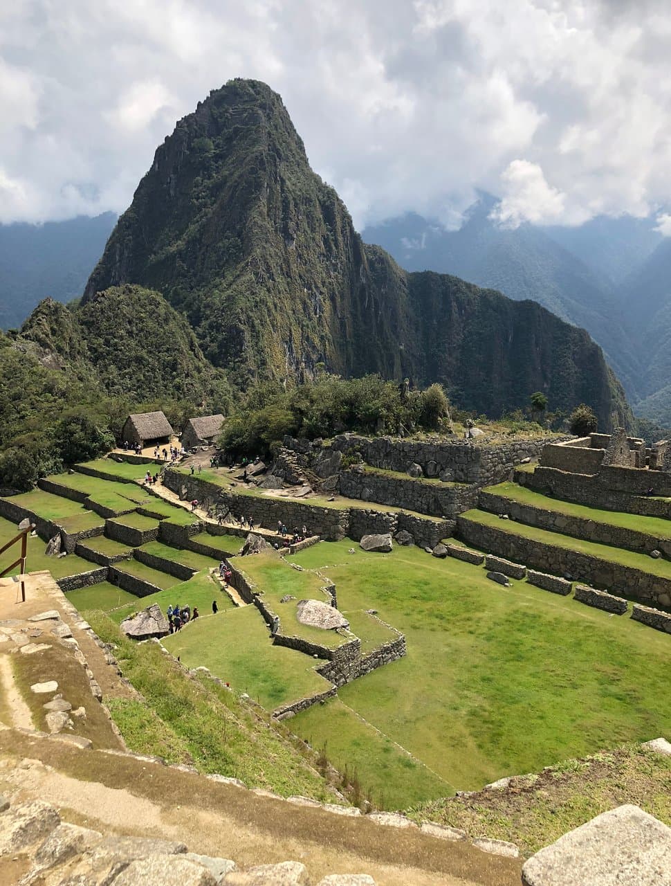 Výhled na hory Machu Picchu z Chrámu tří oken