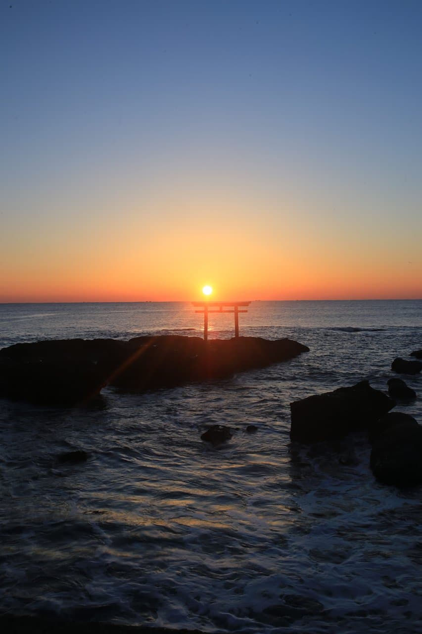 神磯の鳥居：鳥居と日の出