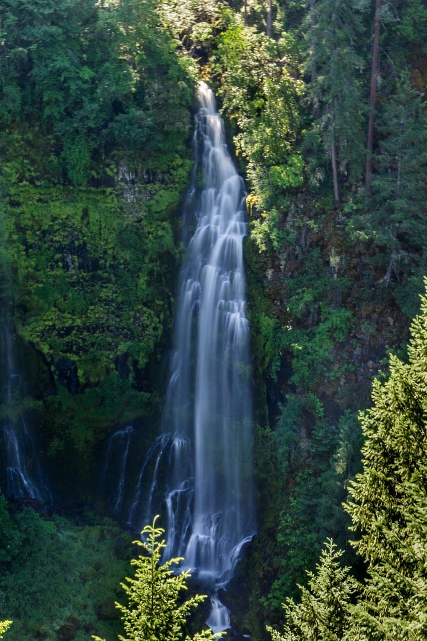 Impressionnantes chutes d'eau et sentier facile