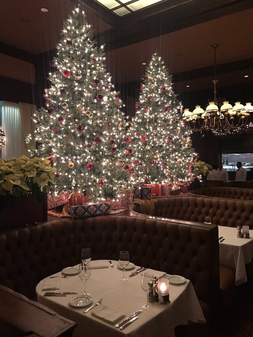 Lovely first dinner experience at Harris’! Excellent caesar salad and steak - tender, flavorful and cooked perfectly! Classy atmosphere, live music begins around 7pm!