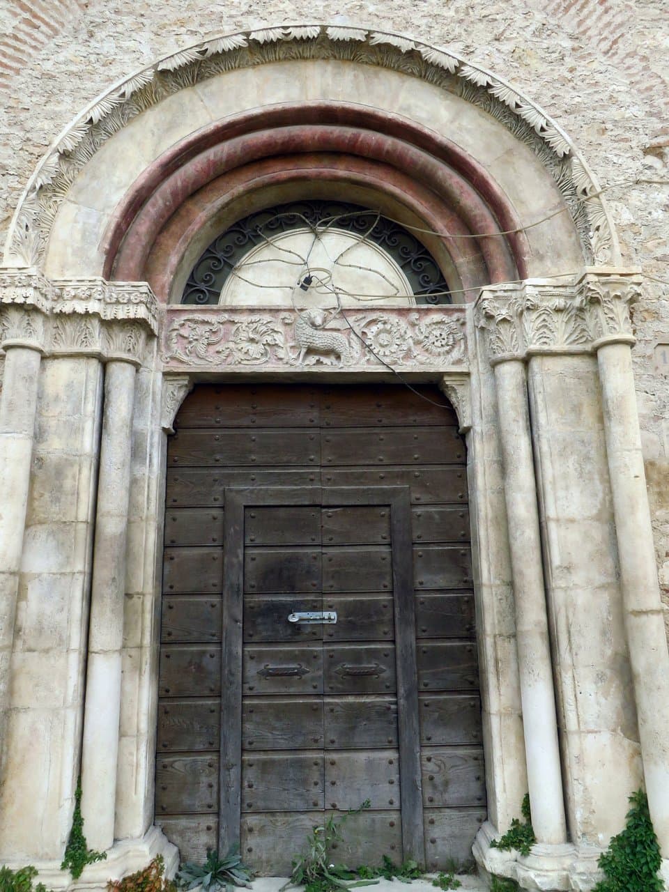 Il portale romanico duecentesco che si apre nel lato sx della chiesa