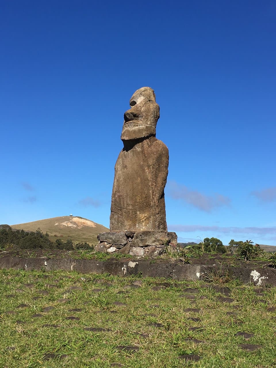 手の指が細かに彫られているモアイ像