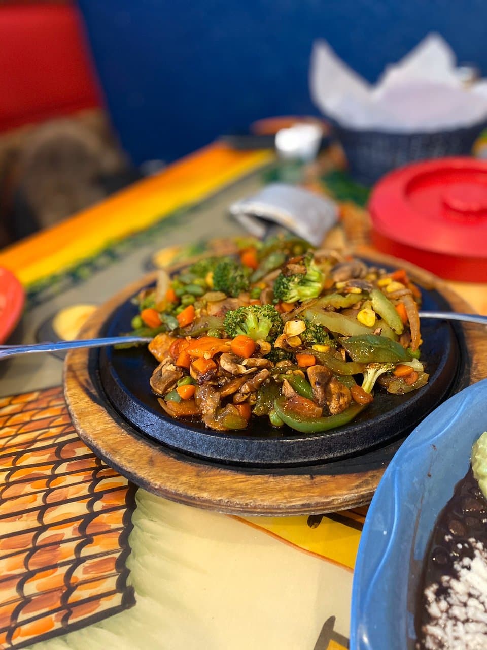 Très bon restaurant pour un lieu touristique  - Cadre thématique originale  - Service rapide  - Bon rapport qualité / prix  - Carte large   Photos : Fajitas végétariens : Très bon   Agréable surprise.