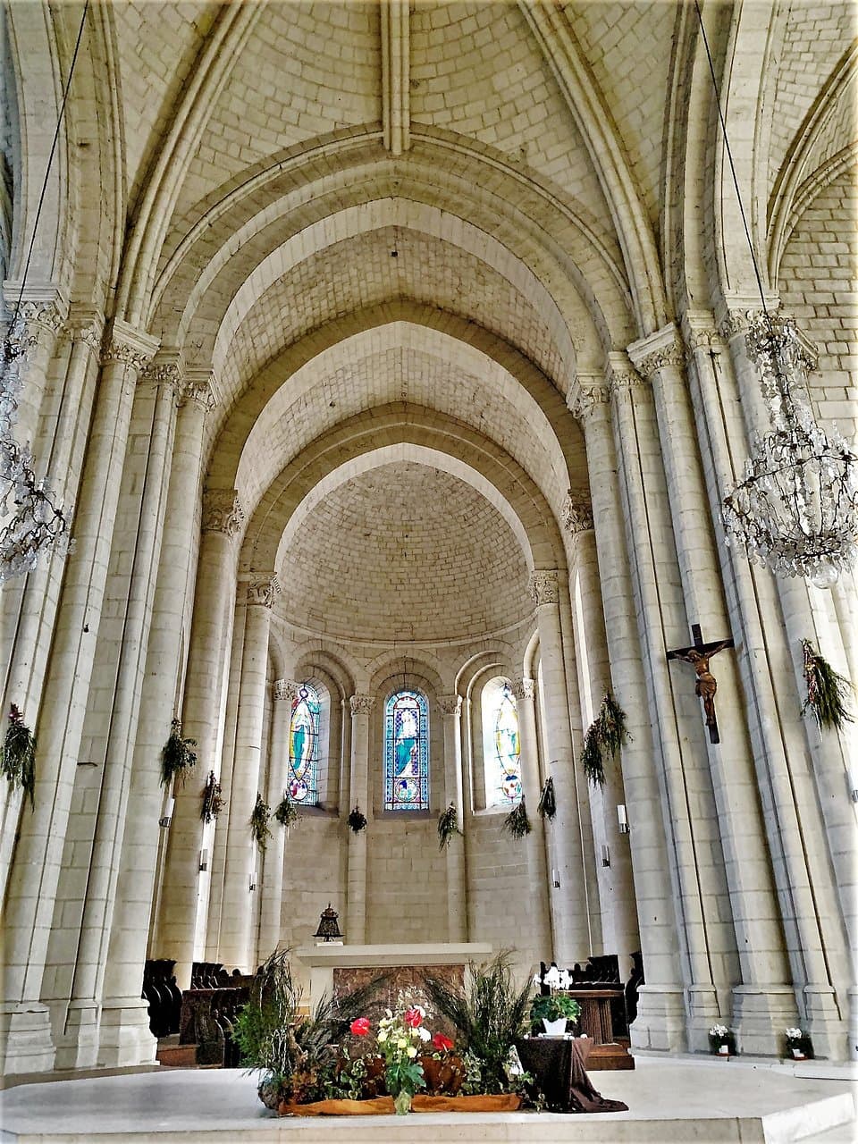 Du roman, du gothique flamboyant, de jolies choses à découvrir dans ce monument, la plus ancienne église de Saumur