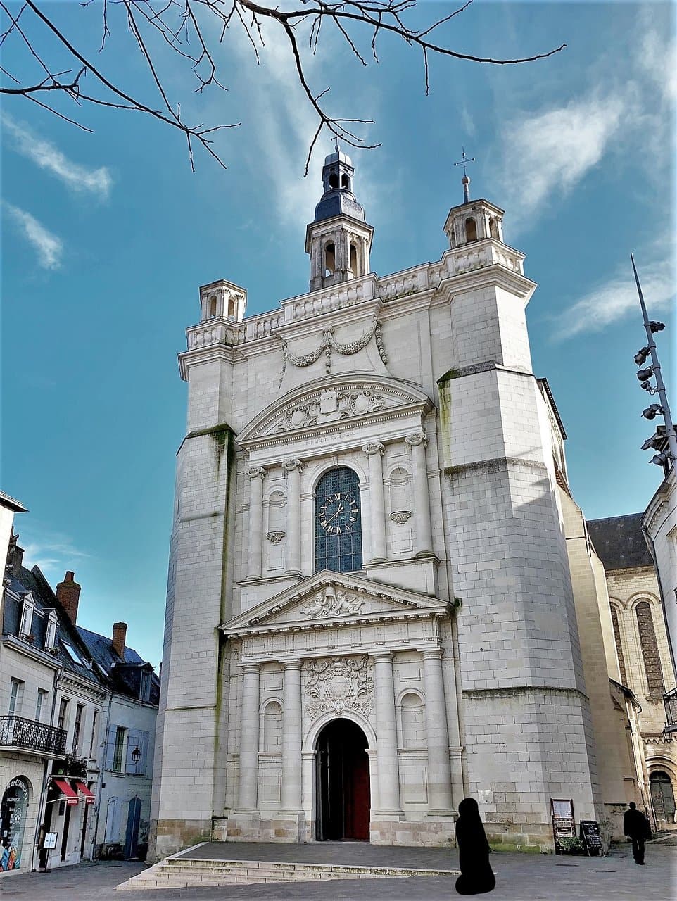 Une église dont la construction débute au tournant du 12ème et 13ème, le mélange des styles témoigne de son histoire