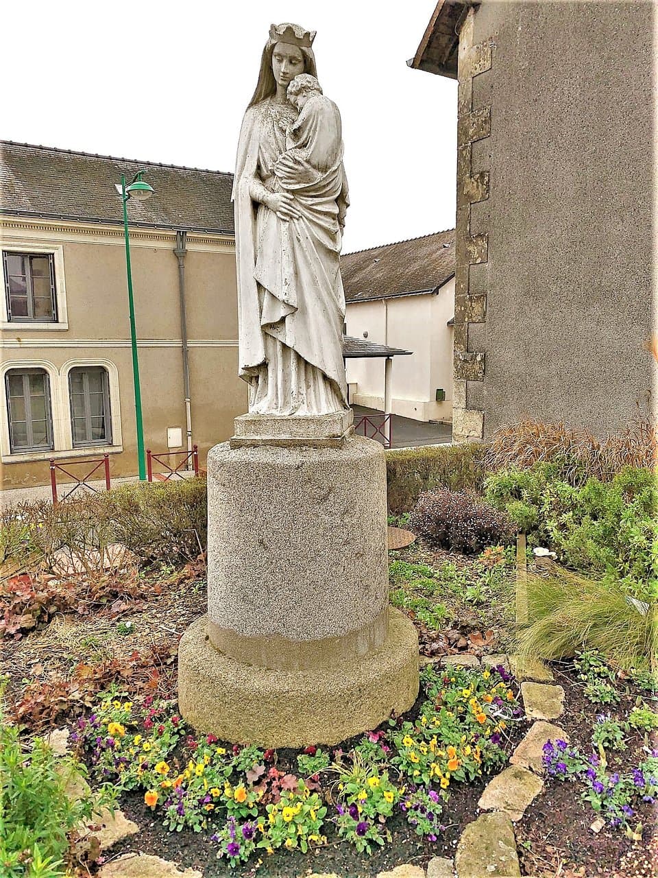 La statue "Notre Dame de la Paix" est un remerciement à la vierge, pour le retour des prisonniers de guerre du conflit 1939-1945, sur les 51 captifs, un seul décéda en captivité. Le monument aux morts de la guerre 1914-1918 possède une particularité, c'est la croix chrétienne qu'il comporte, signe religieux qui n'était pas la norme républicaine de l'époque. A noter qu'une stèle a été érigée en 1999 à côté du prieuré pour le bicentenaire de la révolution française.