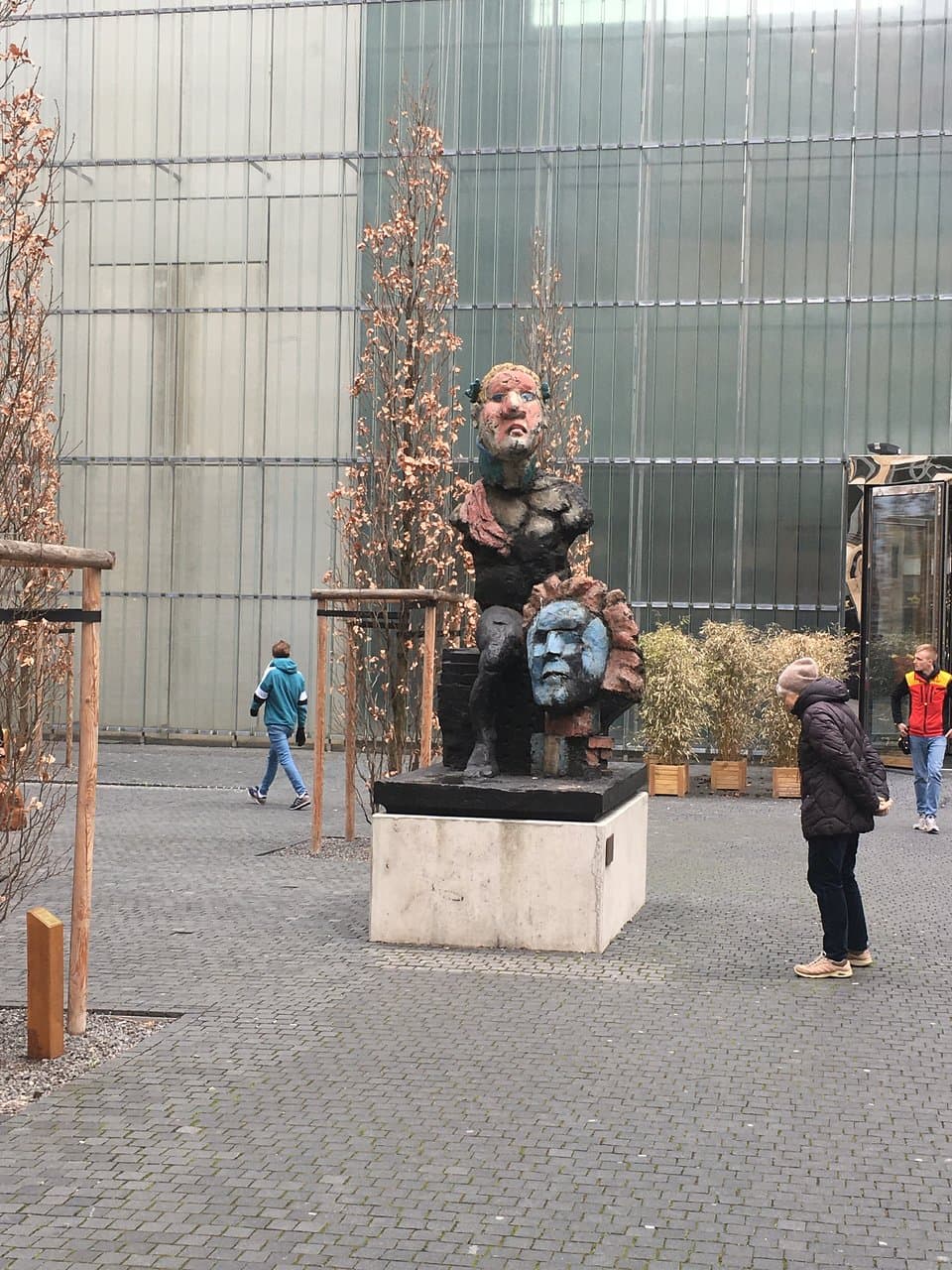 Der junge und alte Beethoven als Bronzeskulptur vor dem Museum der Bildenden Künste. Gestaltet 2015 von Markus Lüpertz in Reminiszenz an die Beethoven-Skulptur von Max Klinger (1857-1920) im Museum...