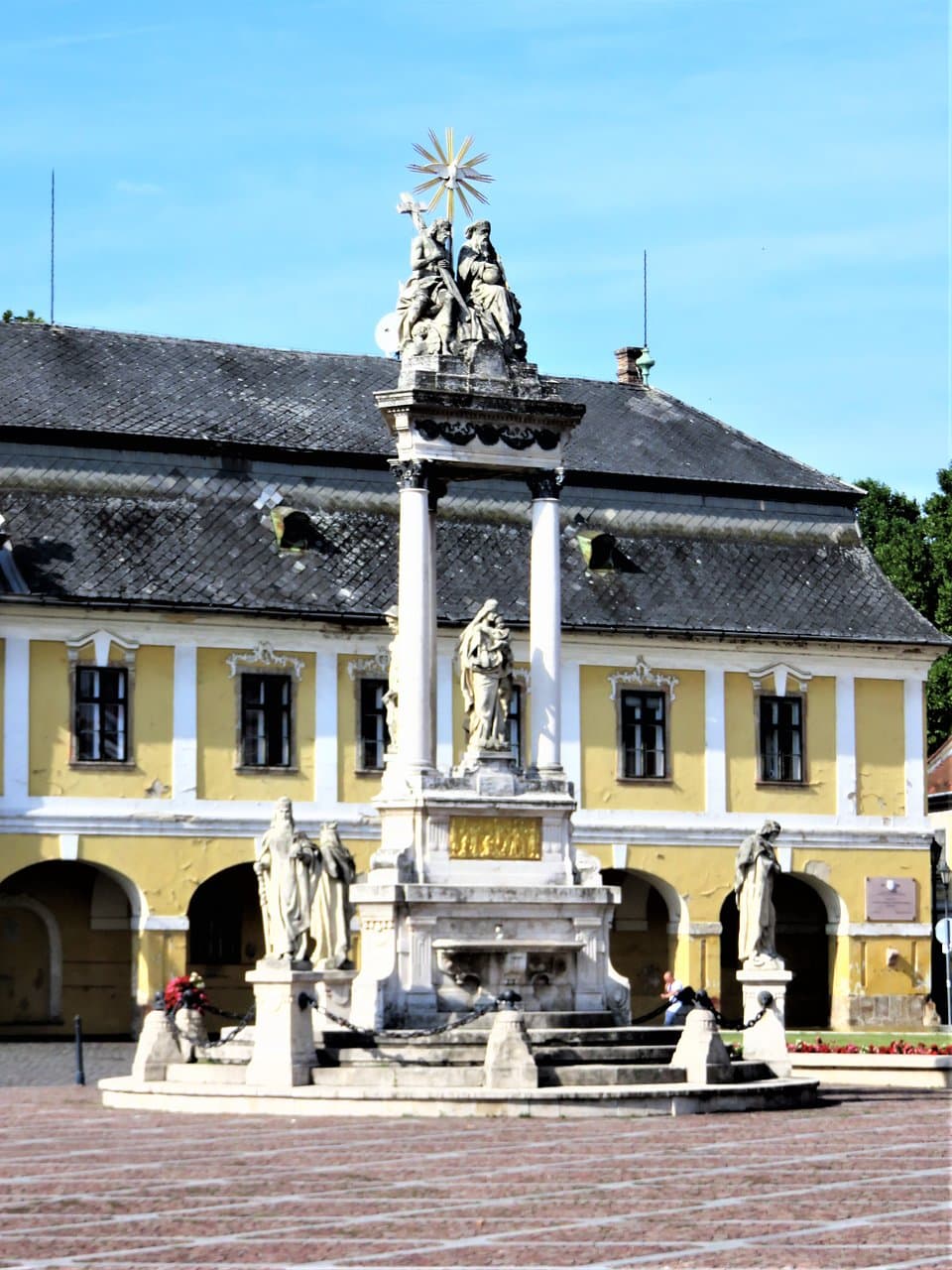 Эстергом. Колонна Святой Троицы на площади  Сеченьи.