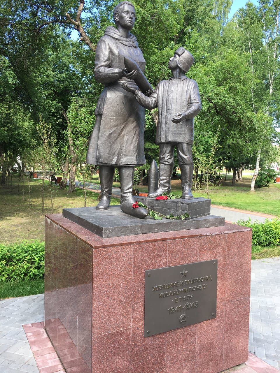 Памятник Женщине и подростку, ковавшим Победу в тылу