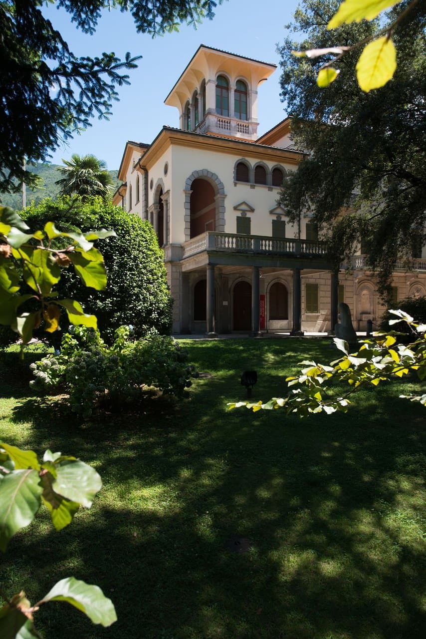 L'entrata del Museo Villa dei Cedri vista dal parco.