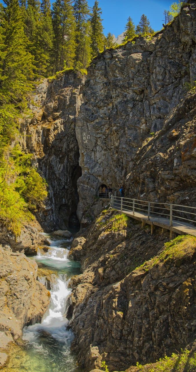 Auf gut ausgebauten Stegen tritt man in die Schlucht.