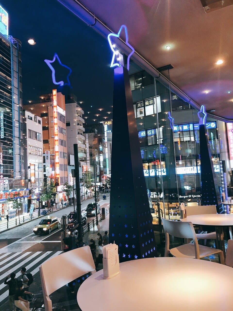 池袋にあるパフェ専門店。一年中、可愛いパフェが食べられます。 へびつかい座をいれた13種のレギュラーパフェの他に、季節限定品も。店内もおしゃれで、しかもパフェは驚くほどの速さで出てきます。お友達といっても、デートでも、親子でも使えますよ。ポイントカードは無期限!!