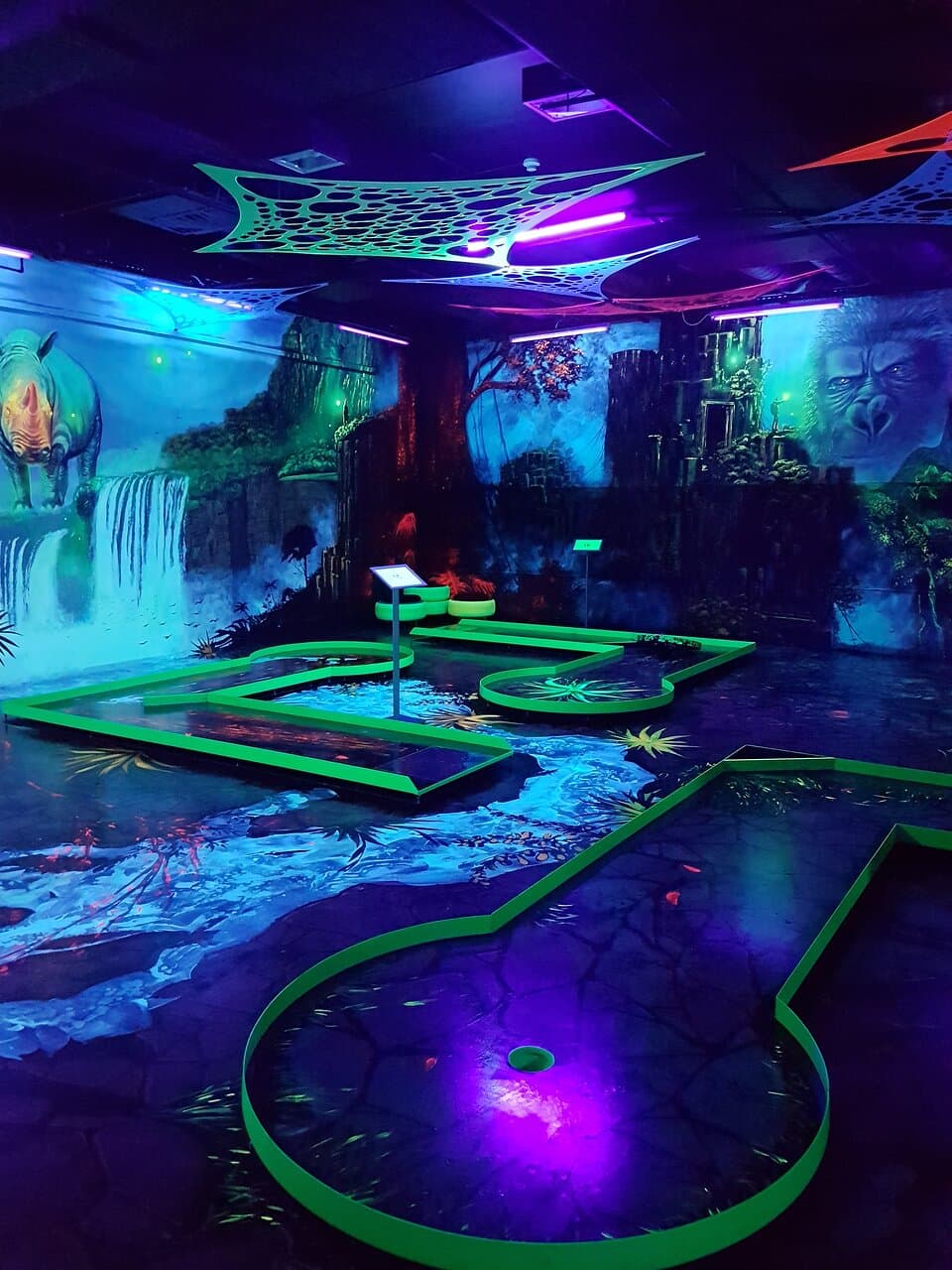 Play UV Minigolf