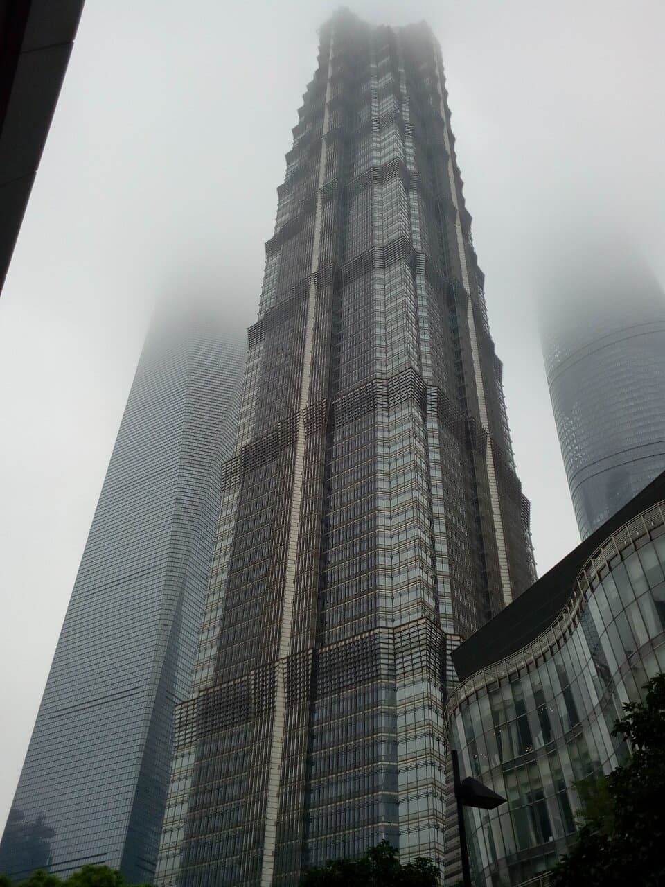 Самые высокие небоскребы Шанхая. Жаль туман, так как не удалось подняться в кафе в самом большом небоскребе (632 метра( и увидеть город с высоты. Стоя возле них чувствуешь себя очень маленьким и приходит на ум песня Вилли Токарева: "Небоскребы, небоскребы, а я маленький такой! То мне страшно, то мне грустно, то теряю свой покой...")))