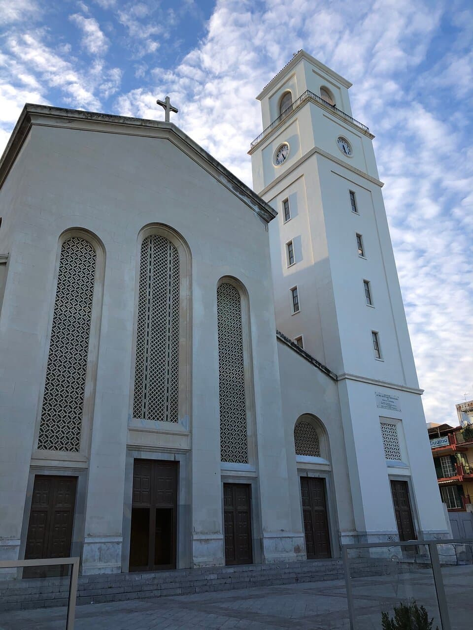 Vista frontale del Duomo dedicato a Santo Stefano Protomartire e il campanile