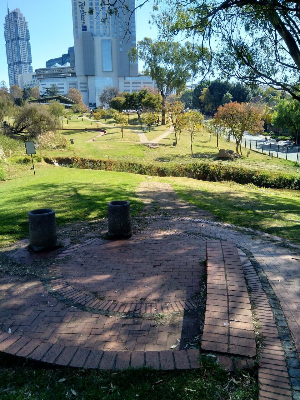 Site where there should be a bridge to make a loop but the path just ends.