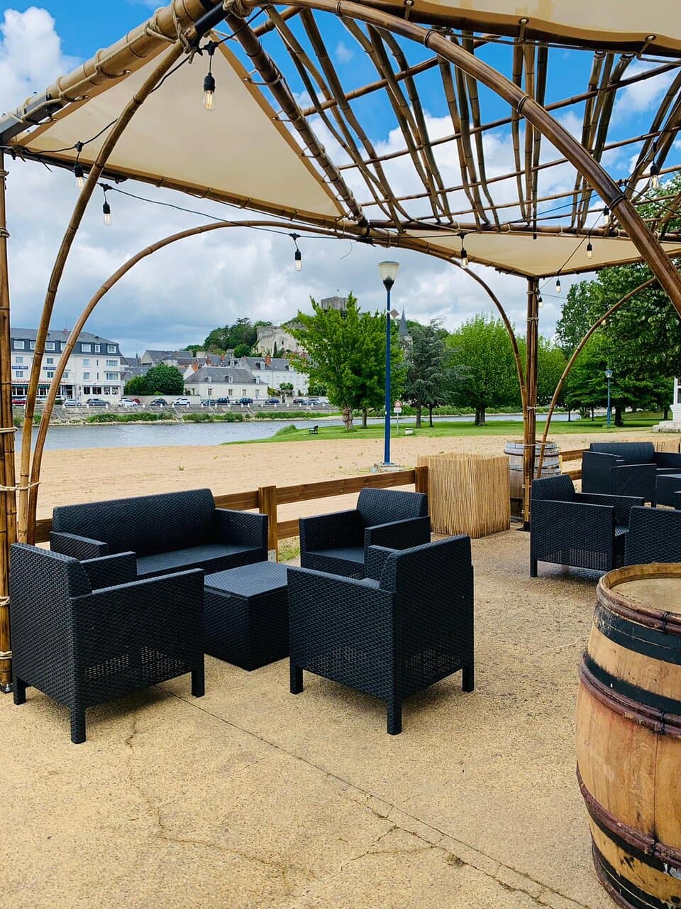 Tellement sympa le salon de plage les pieds dans le sable!