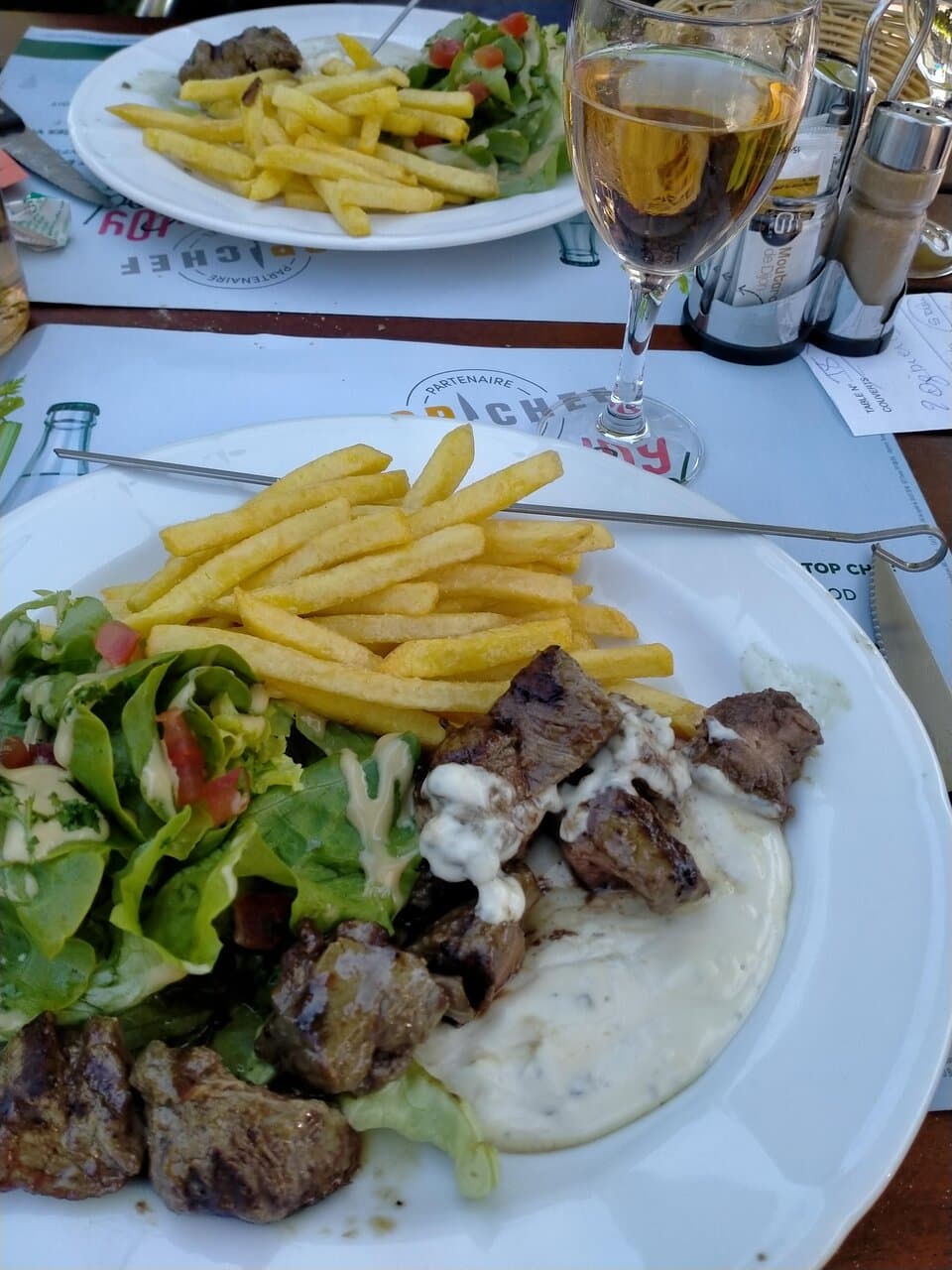 Entrée c est été salade de gésiers.le plat et été frites et brochettes de boeuf excellente
