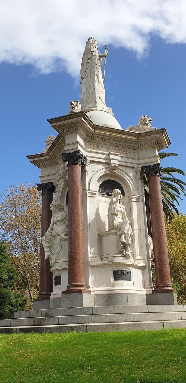  Queen Victoria Memorial. Below the figure of Victoria there are four statues, representing Wisdom, Progress, History and Justice. 