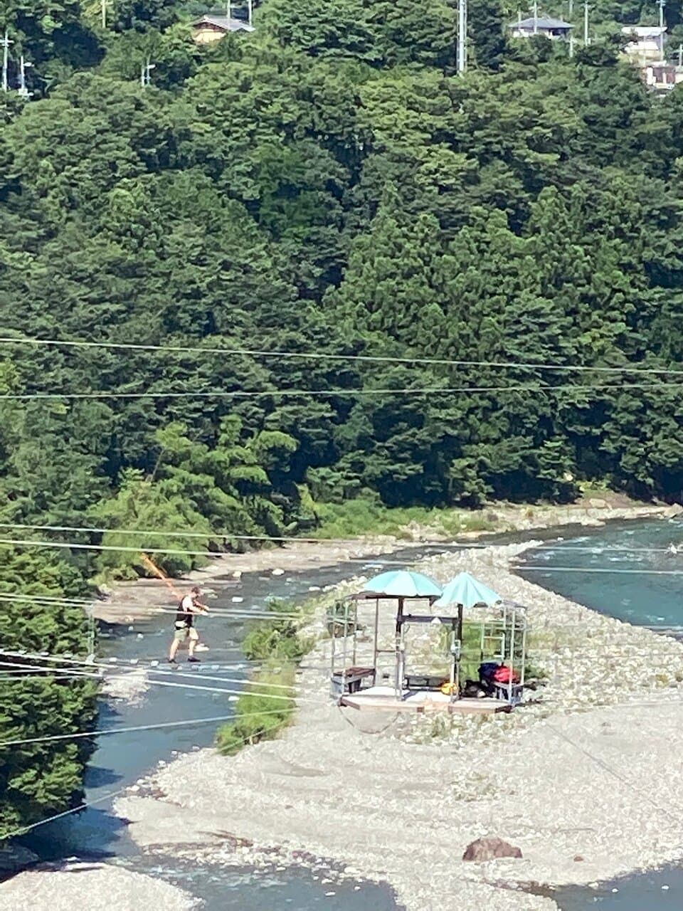 高所恐怖症ではないので、はじめたらあっという間に終わってしまったけれど、足下の板の間から川を見ながら、ガンガン揺らしたりして、子供のように楽しみました。