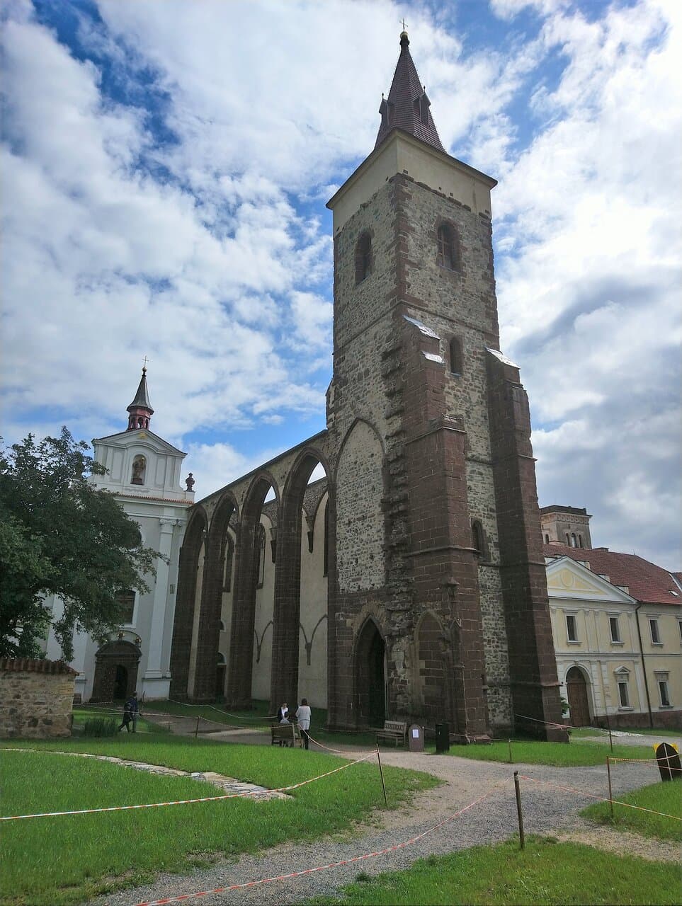 Kloster Sazava - links Klosterkirche