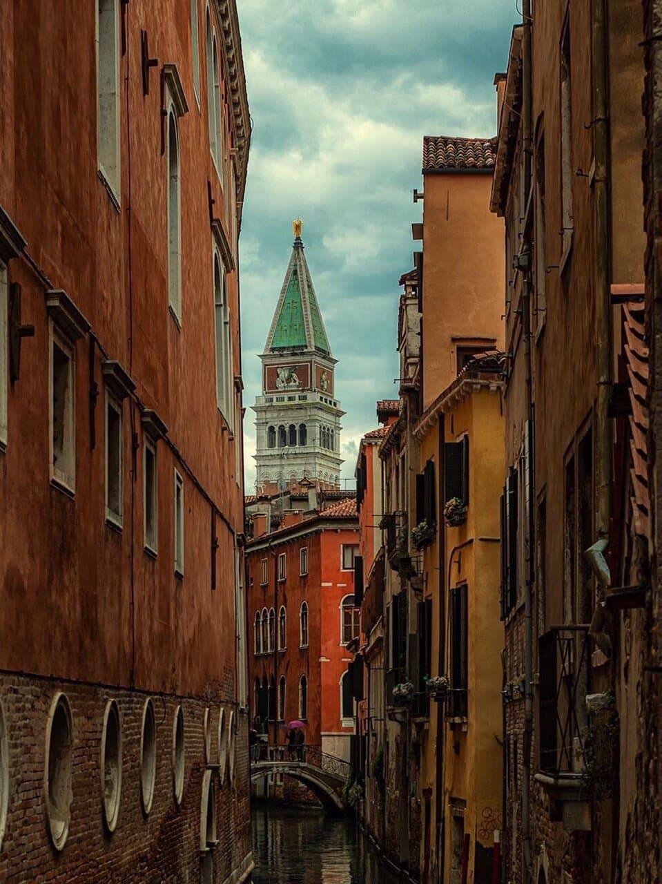 Il canale con il suo ponte da cui si può ammirare il campanile di San Marco , bello anche il suo riflesso nelle sue acque 