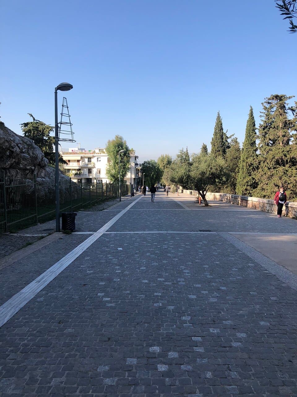 De apostolou Pavlou straat aan de westkant van de acropolis berg. In het laag seizoen en rustige promenade om even langs te wandelen om terug naar het centrum te gaan.