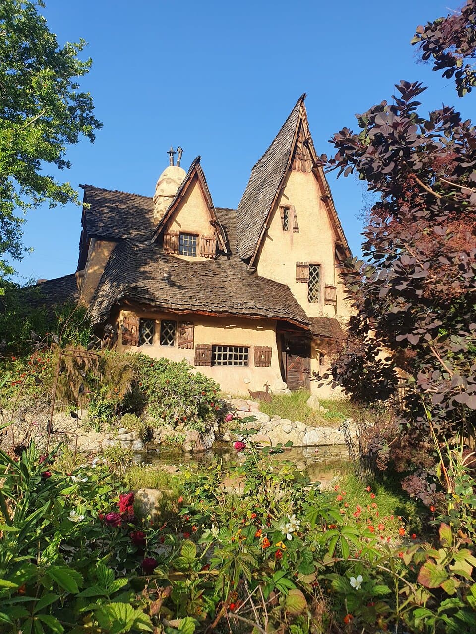  Spadena House