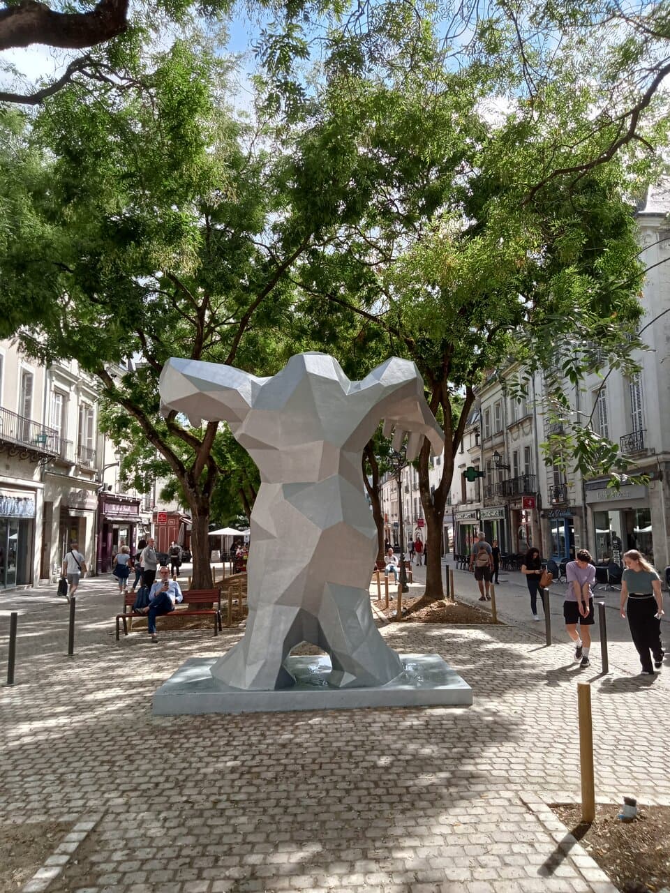 Place Rénovée du Grand Marché de Tours. Vue E1. Travaux et Pavés Posés Mai Juin Juillet Lampadaires Fixés Vers le 17 Août Bancs Fixés le 25 Août, La Statue Gorille le Vendredi 26 Août. Fin Août 2022 ! TOURS 37000.