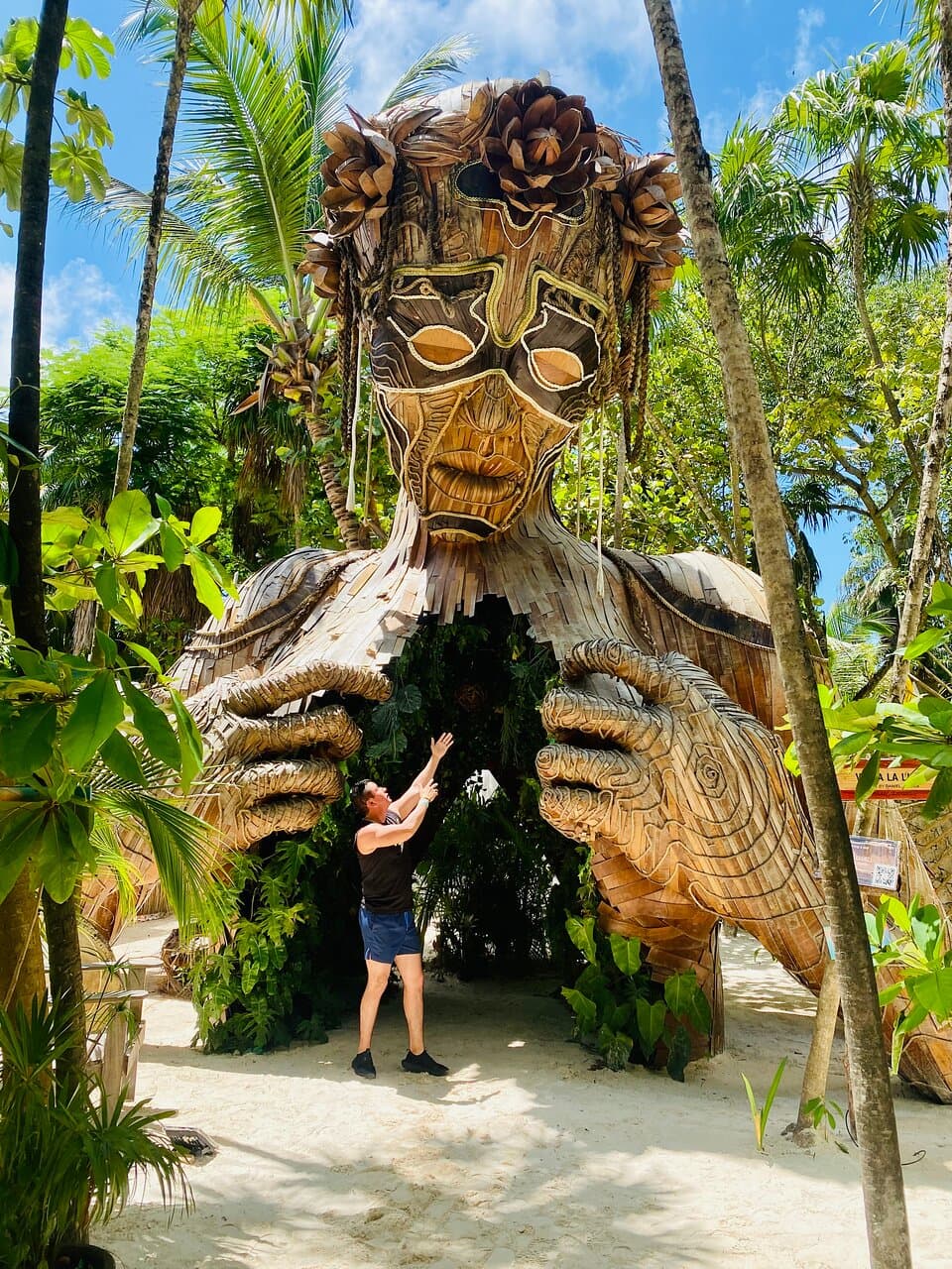 Tulum, Cancún 

Excelente lugar para pasear en bicicleta o vehículo. Es una zona con muchos club en playa , restaurantes . Y no dejar pasar la escultura Ven a la Luz 👌