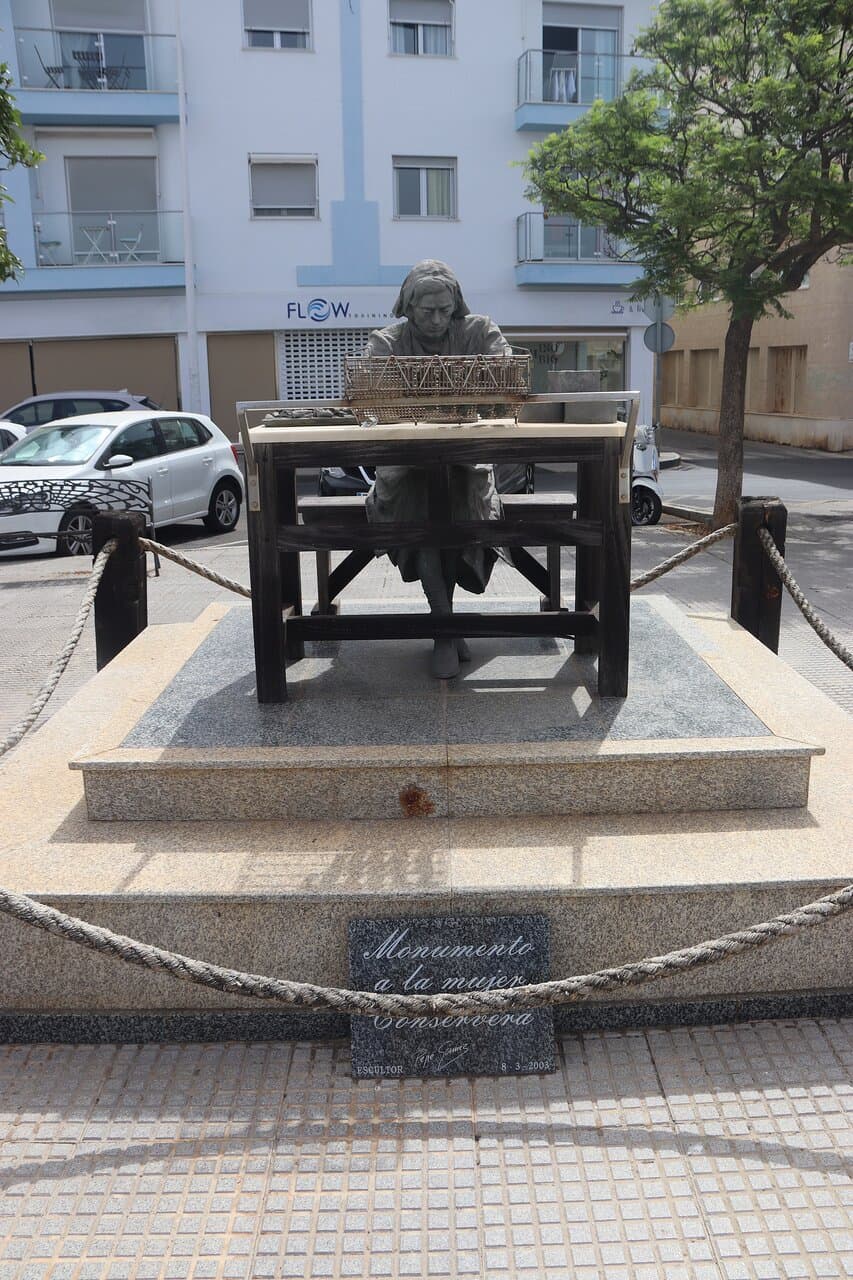 Escultura ubicada en una pequeña plataforma mirando al rio Guadiana